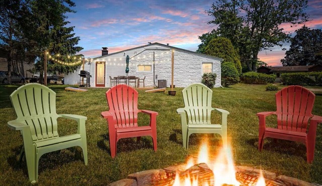 Modern & Clean Lakehouse Retreat - Ice skating, Beach, Kayaks, Fire Pit, Skiing