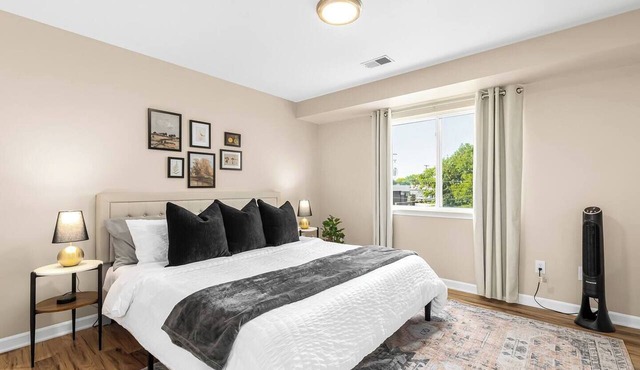 Modern & Cozy 1BR Upper Flat | King Bed + Laundry