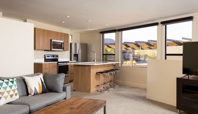 Modern Desert Dwelling W/Garage