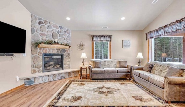 Modern dog-friendly cabin w/hot tub, gas fireplace, patio, grill, & washer/dryer
