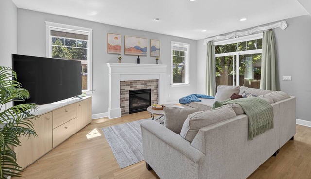 Modern Edmonds Escape: Spacious, 3BDRM, Fireplace