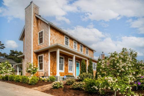 Modern Gearhart Getaway, Walk to Beach & Downtown!