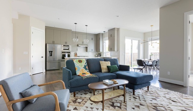 Modern home, Private Drive, 30 day minimum stay