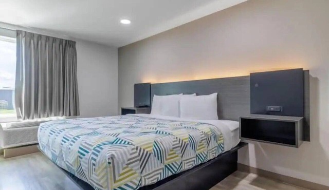 Modern King Kitchen Studio | BBQ, 4.7 mi to Malco Gonzales Cinema in Gonzales