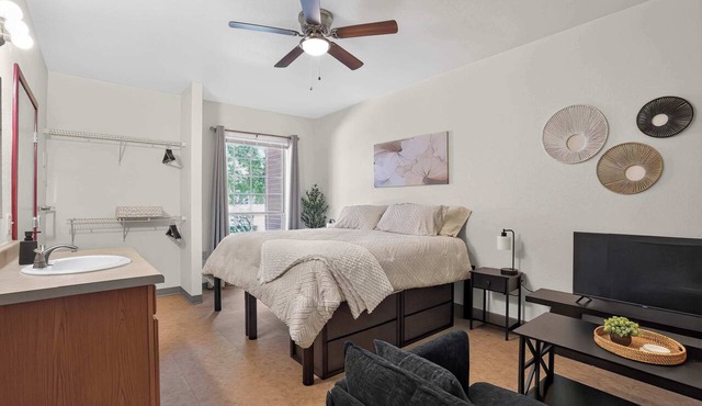 Modern King Suite - Steps from UAT and near ASU in Tempe
