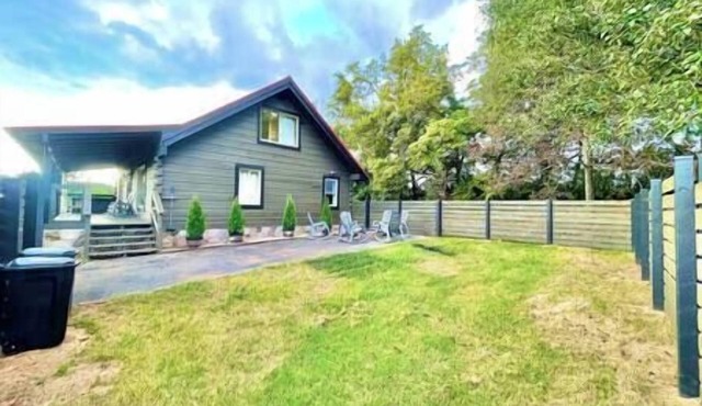 Modern lake side nest HOTUB Fenced YARD king beds