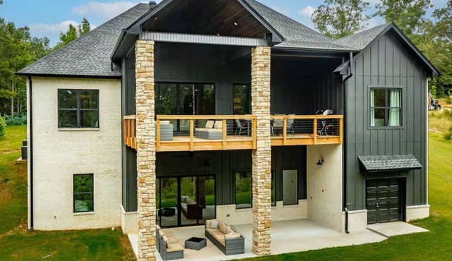 Modern Lakefront home with lake access. in Edgemont