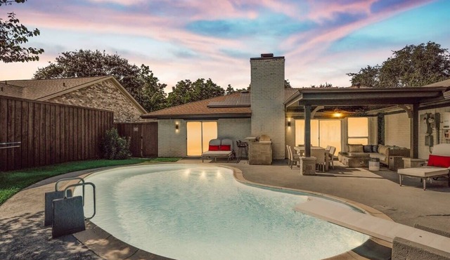 Modern Luxury Home, Pool Oasis & Backyard Retreat