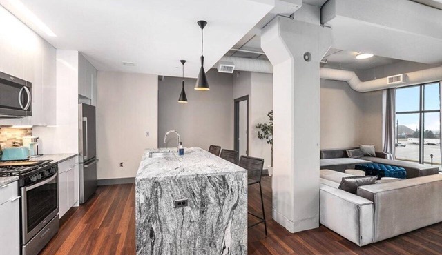 Modern Luxury with 2 King Beds & Water Views - Leonard Building