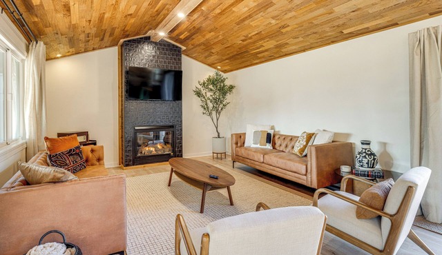 Modern Oregon Cottage w/Hot Tub: Walk to Beach!