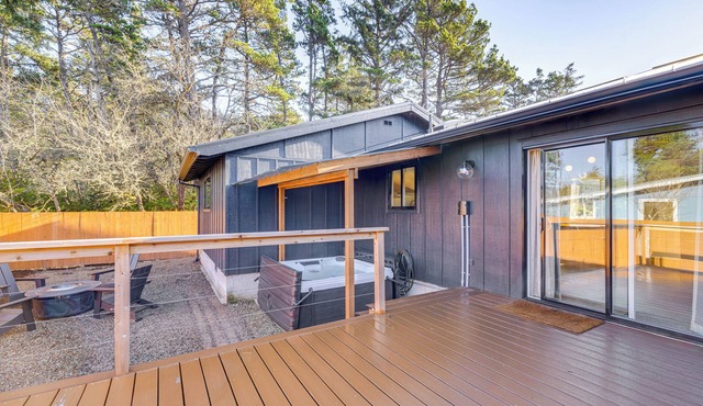 Modern Oregon Cottage w/Hot Tub: Walk to Beach!