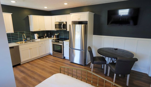 Modern Queen Studio at the Victorian – Steps to Dining, Shops & Farmers Market