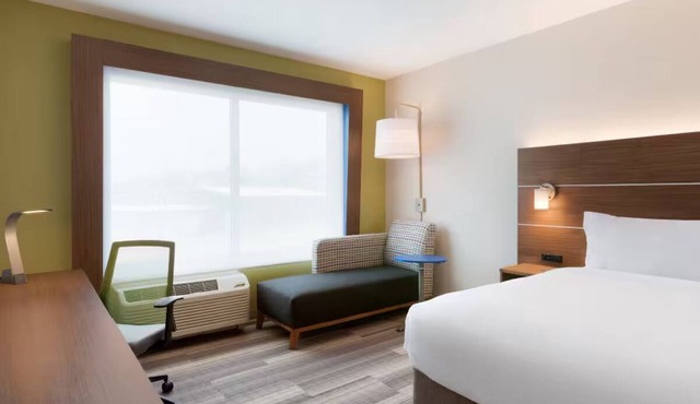 Modern Room Close to Cincinnati Zoo, Botanical Garden, & Observatory Center in Cincinnati