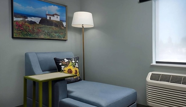 Modern Room with Indoor Pool, Free Breakfast and Gym | Explore Wine Trails