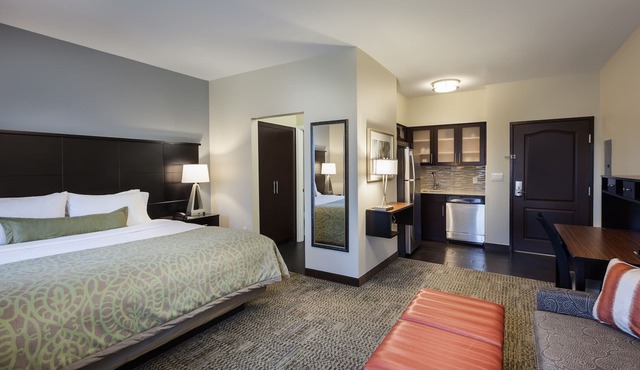 Modern Studio | 24 Hour Business Center + Fitness Center + Outdoor Pool