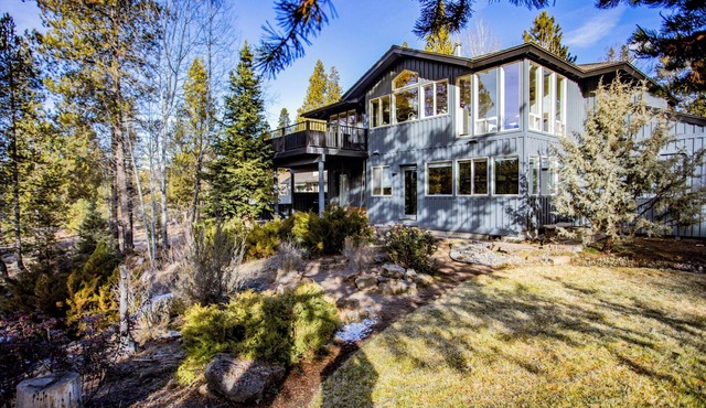 Modern Sunriver Luxury Home with Fenced Turf Pet Yard, Large Kids Room, SHARC !
