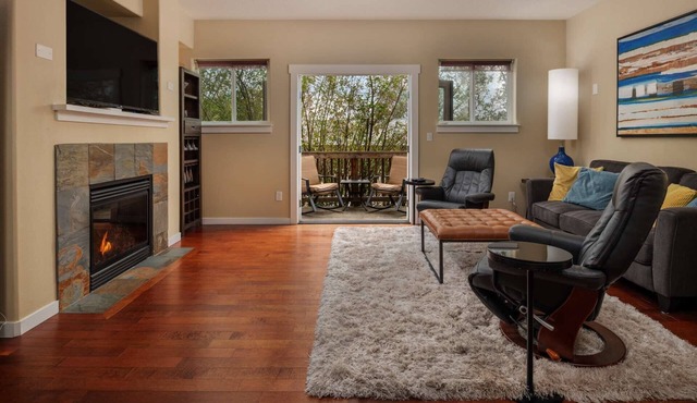 Modern Townhome With Open Floor Plan and Pool Table Near Washington Square, 8.5 miles to Downtown