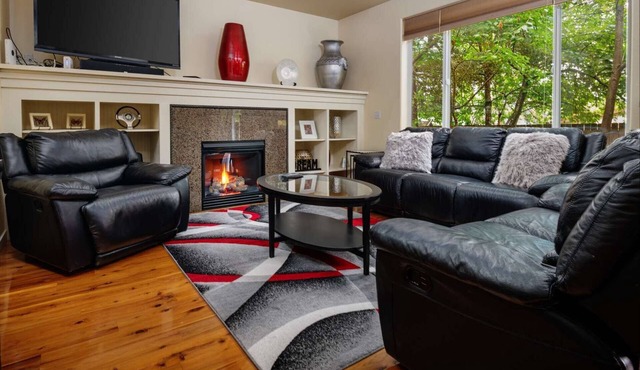 Modern Updated Home, Game Room, Open Layout, Family Friendly, Near Intel & Nike 5 Min Walk to MAX