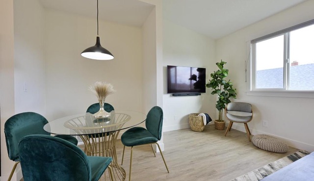 Modern Upstairs Loft - Newly Renovated!