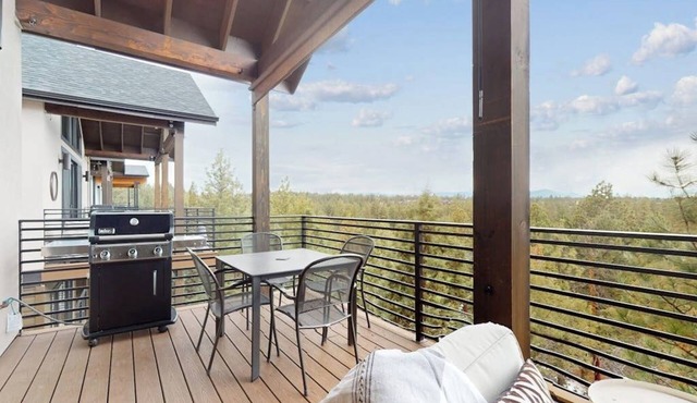 Modernist Mountain View Retreat in Old Mill! Hot Tub! Pool Table!