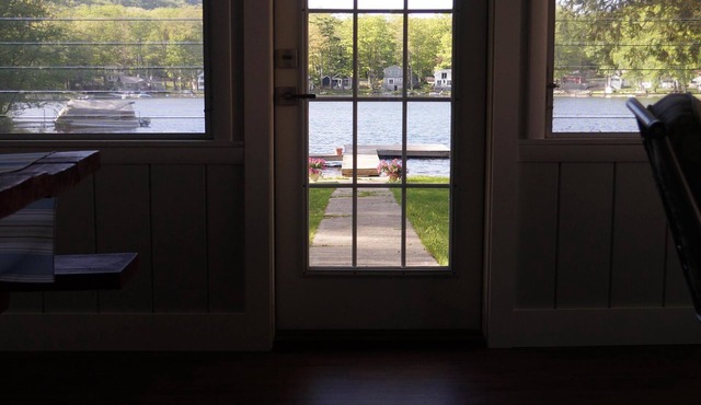 Modernized, open style, waterfront lakehouse! Sleeps up to 10! Great swimming!
