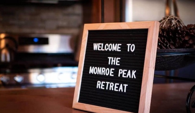 Monroe Peak Retreat ~ Comfortable Mountain Cabin with a view of Monroe Peak