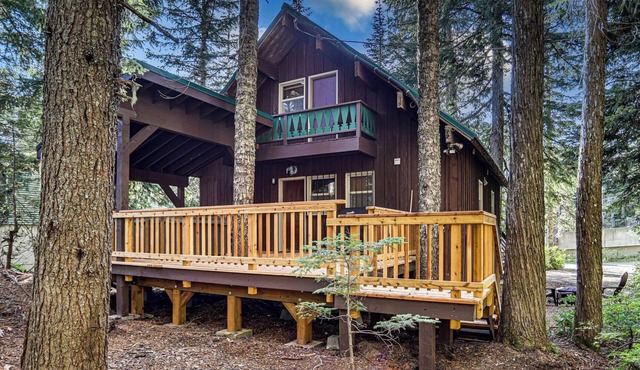 Moosewood Cabin, a Dog-Friendly Family Cabin in Govt. Camp, Hot Tub, Deck, BBQ