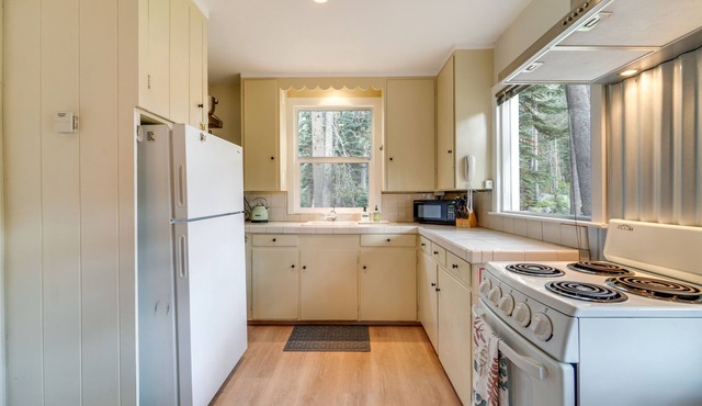 Mountain Cabin with Deck < 1 Mile to Ski Resort!