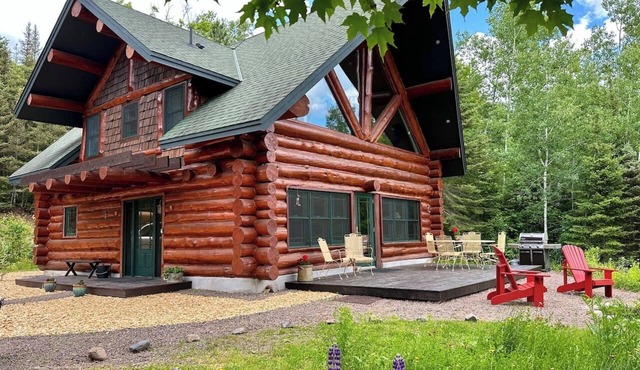 Mountainside Log Cabin on Caribou Lake