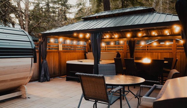 Mt Rainier Cabin! Sauna, Game Rm, Hot Tub, Firepit