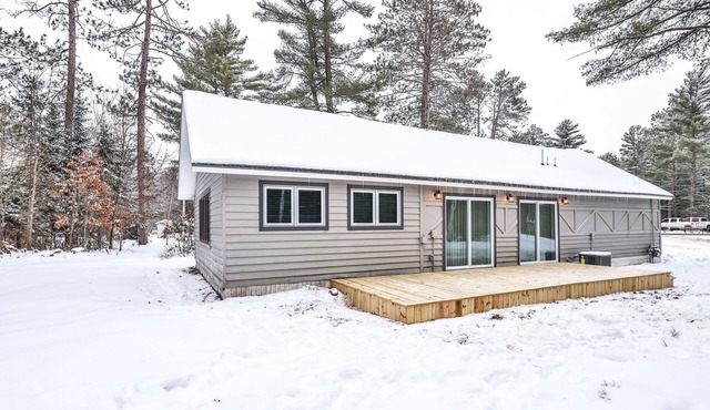 Nature retreat & cabin on snowmobile trails with firepit - dogs ok