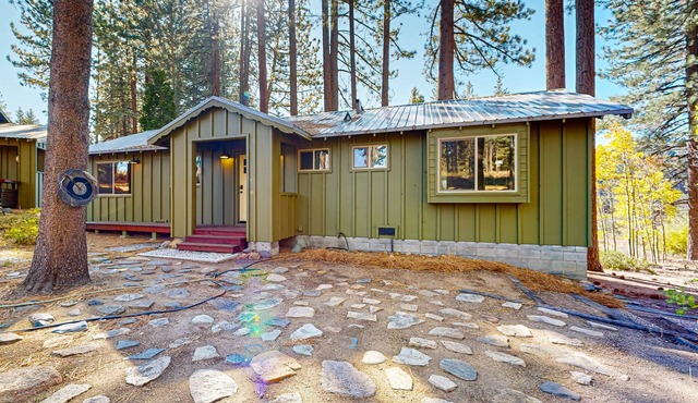Nature retreat with large patio, wood stove, WIFI, & conveniently located!