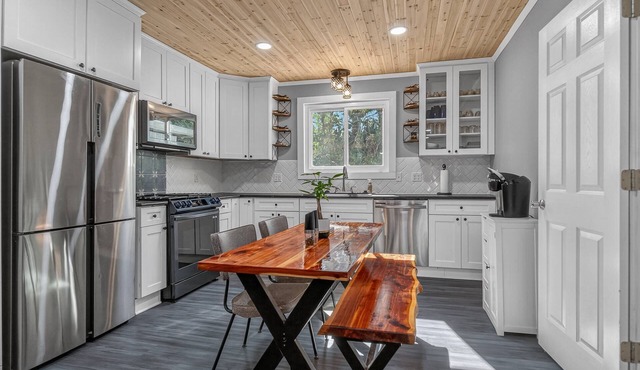Navy Point Cottage With Theater Room, Stainless Propane Grill, Huge Lot, Close To N.A.S and Downtown