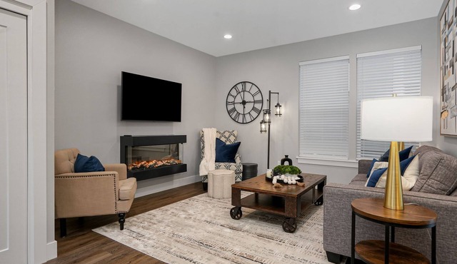 New 2 Bd Luxury Townhouse- King Bed, Downtown, near Hospital, Close to Wineries