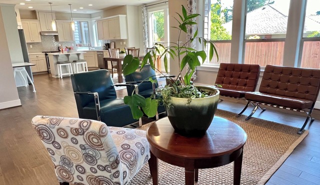 New 6 bedrooms 3 fullbath, king bed on main.single family large upscale home.