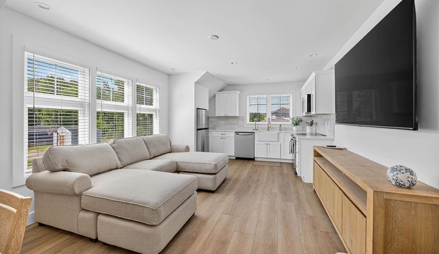 New Build- Carriage House. 1 bedroom, den, kitchen. Half mile to ND. Sleeps 4/5