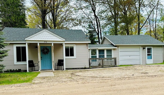 New! King suite, pet friendly - short walk to public beach and playground