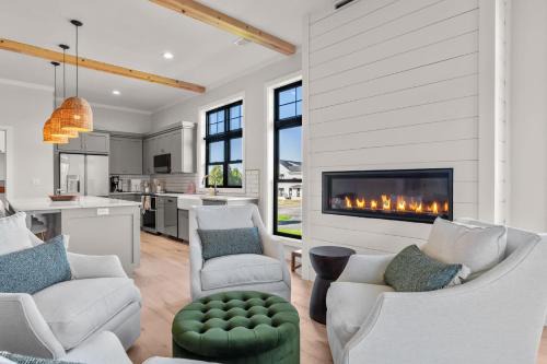 New Luxury Condo - Egg Harbor-Indoor Pool Gym
