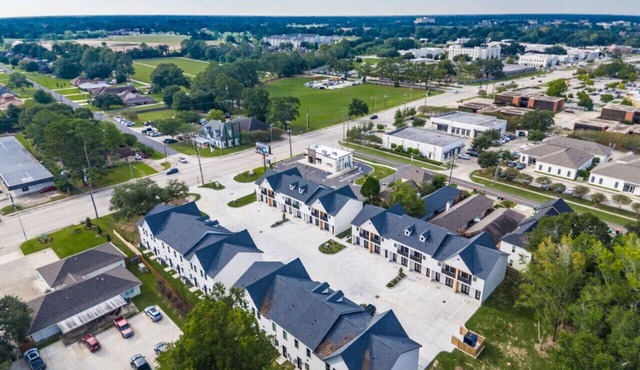 New/Modern 3B/2.5Bt Townhome in the Heart of Town