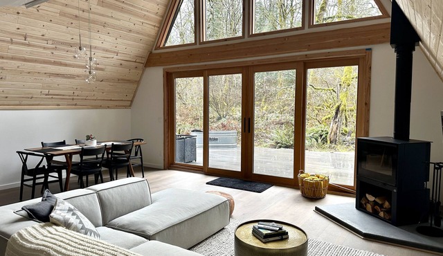 New modern A-Frame Cabin! 20 min to the slopes and 1hr from Portland.