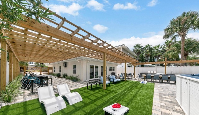 New Remodel! Close to Private Beach! Great Charismas Savings!