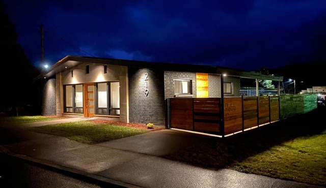 New Romantic vacation home by lakes w/hot tub.