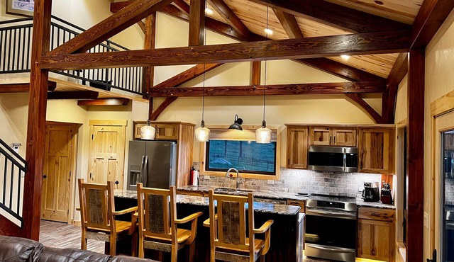 New timber frame cabin on secluded wilderness lot near Custer area attractions. in Custer