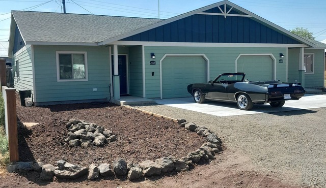 New townhouse, Class 2 EV charger, private back patio, muscle car garage