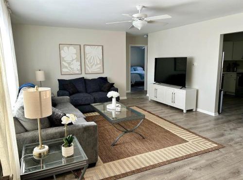New updated Apt Half A Mile to Downtown Libertyville
