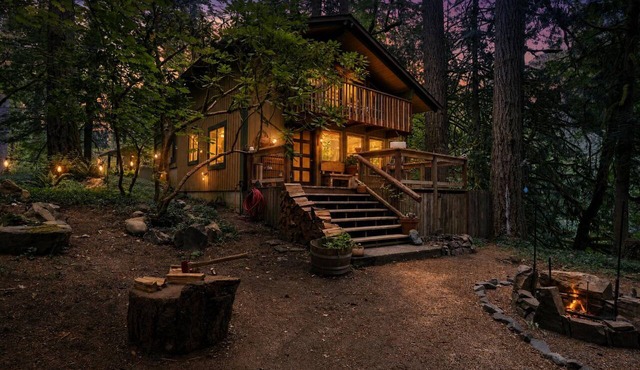 NEW! Woodland home near the Gorge - Private deck