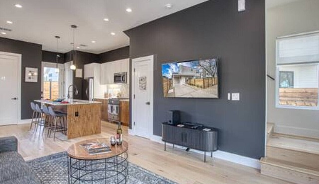 Newly Constructed 2 BDRM I Work Remotely mins to DT in Austin