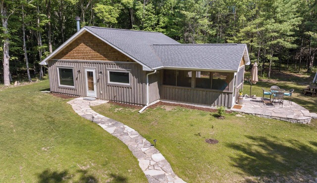Newly constructed log cabin: Gibraltar Getaway