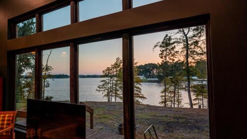 Newly Renovated, Cozy Mid-Lake Cabin Sleeps 10