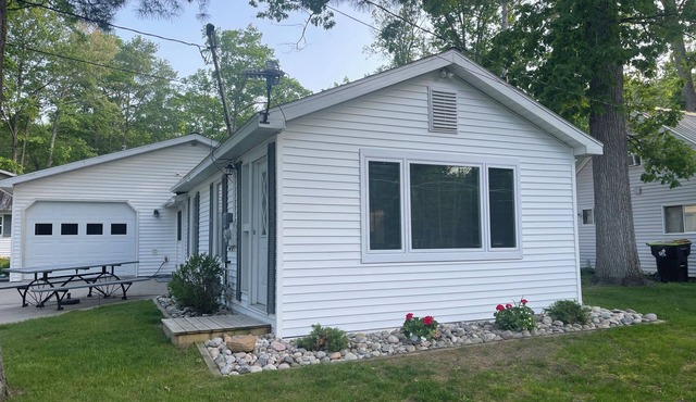 Newly renovated cozy cabin, walking distance to beach and park.